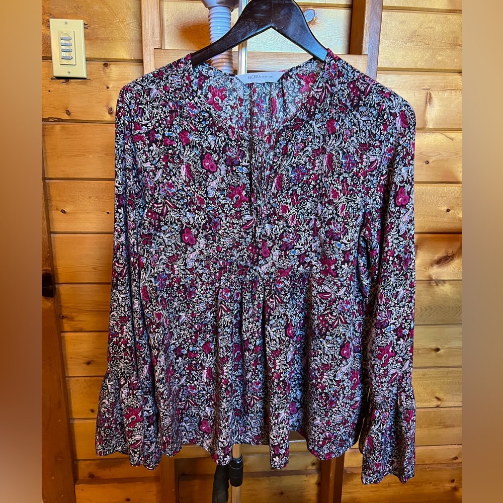 BCBGeneration bell sleeve floral blouse size large